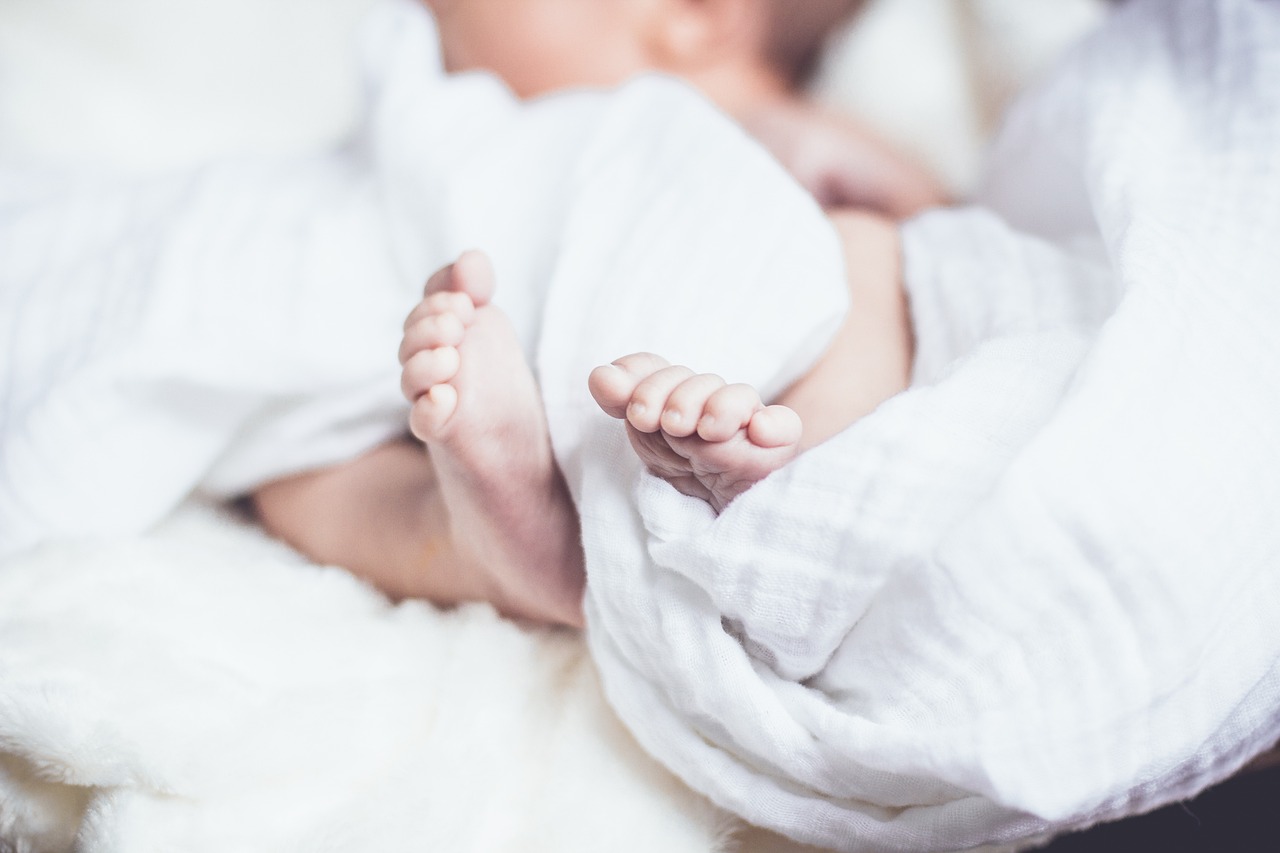 NF宝贝(国际)生殖的婴儿几个月抱起来好（孕妈供卵生的宝宝几个月抱起来）